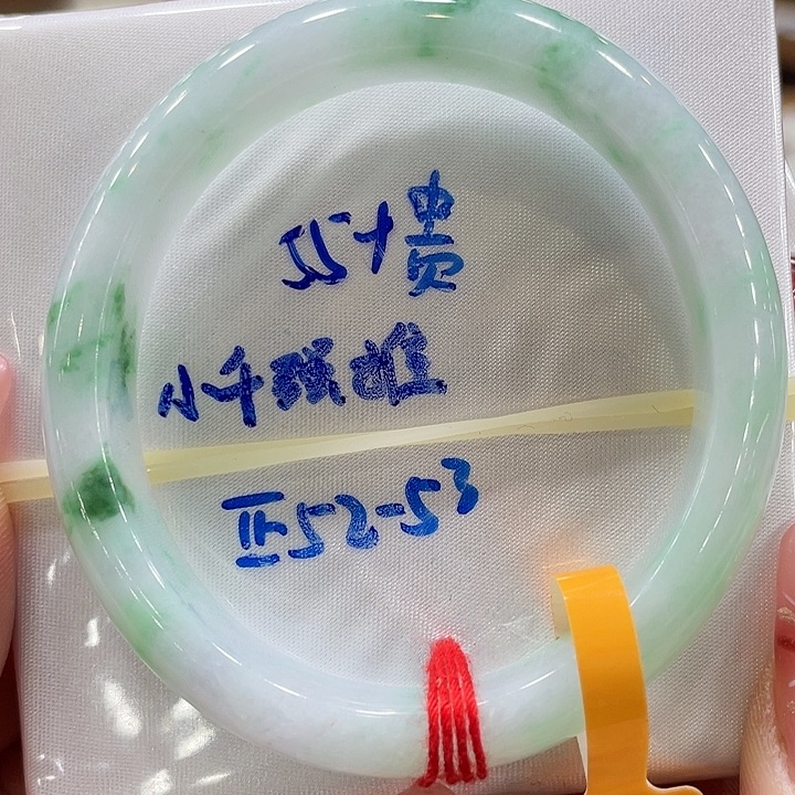 翡翠手镯未镶嵌翡翠