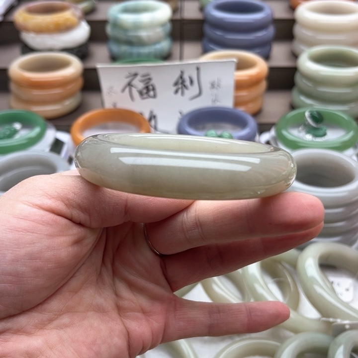 石英质玉手镯未镶嵌一**伴