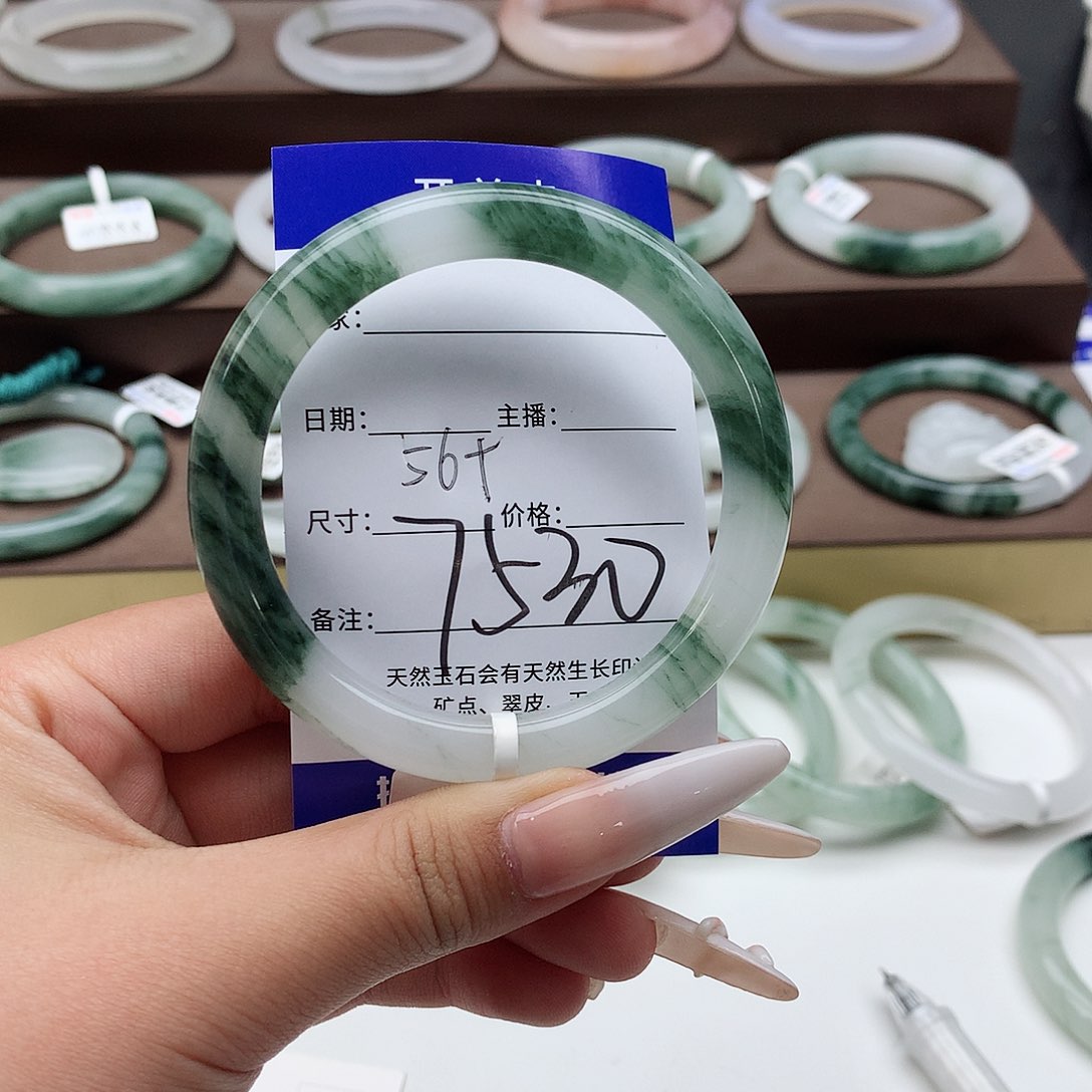 石英质玉手镯未镶嵌养****?