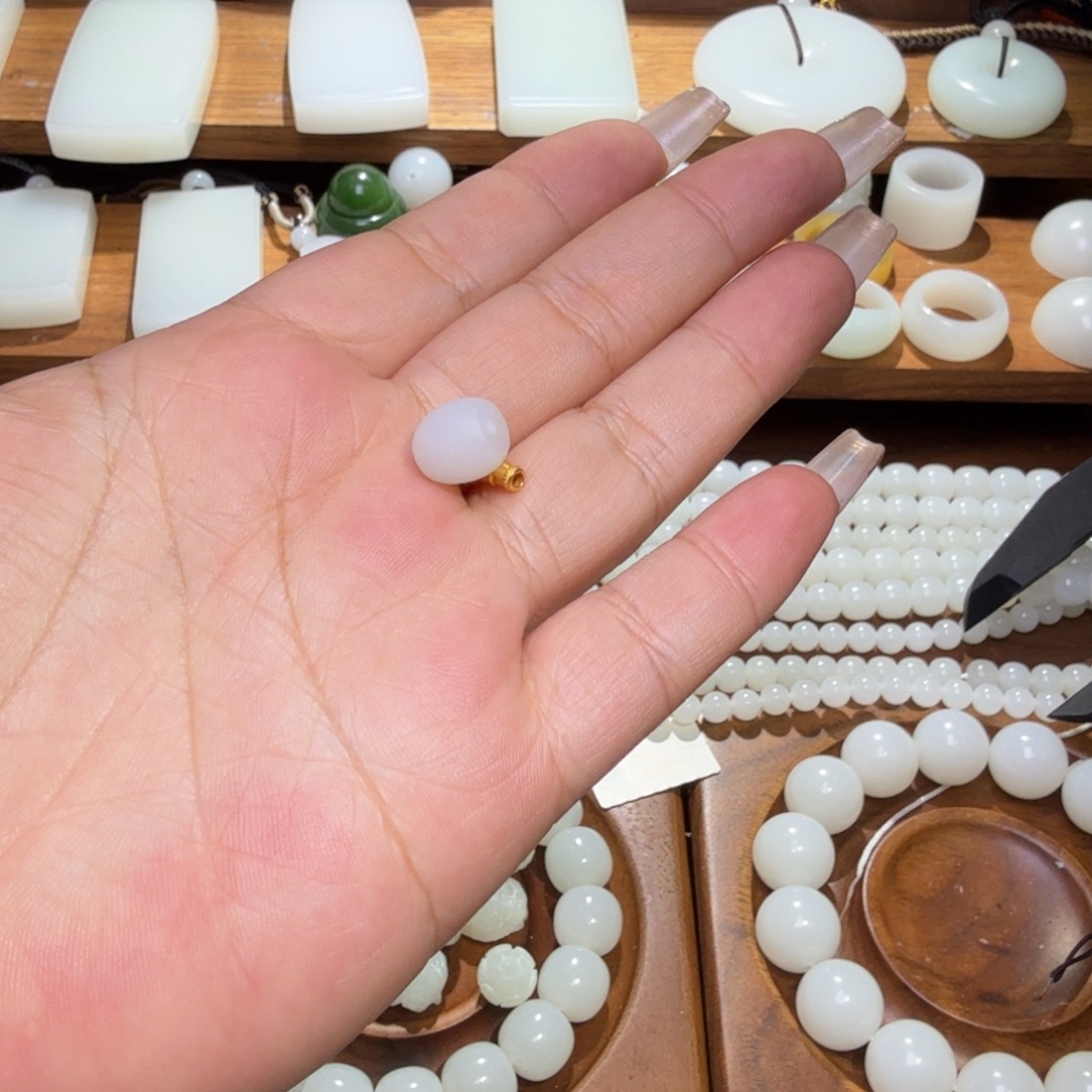 小***糖和田玉未镶嵌颈饰