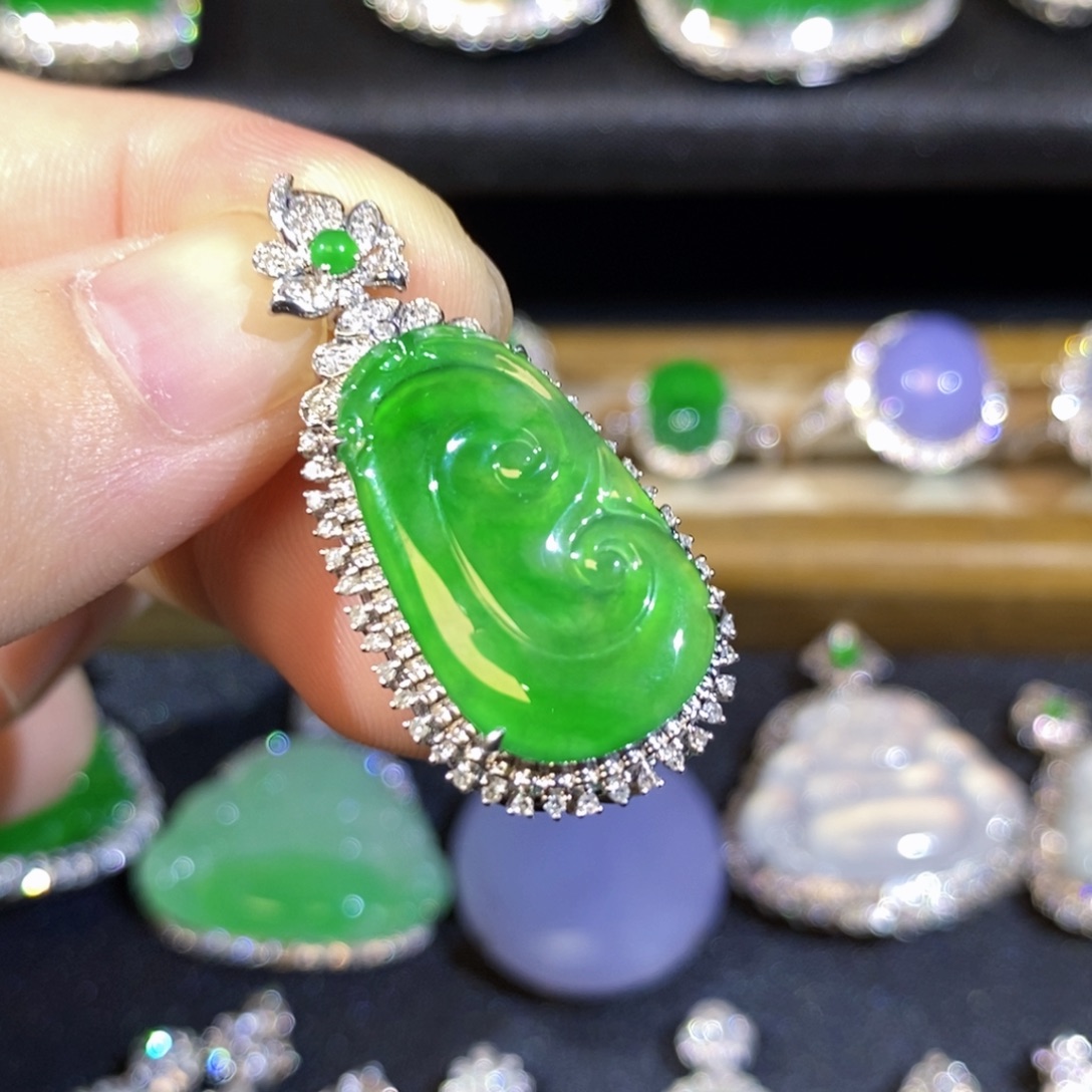 颈饰18K金镶嵌翡翠