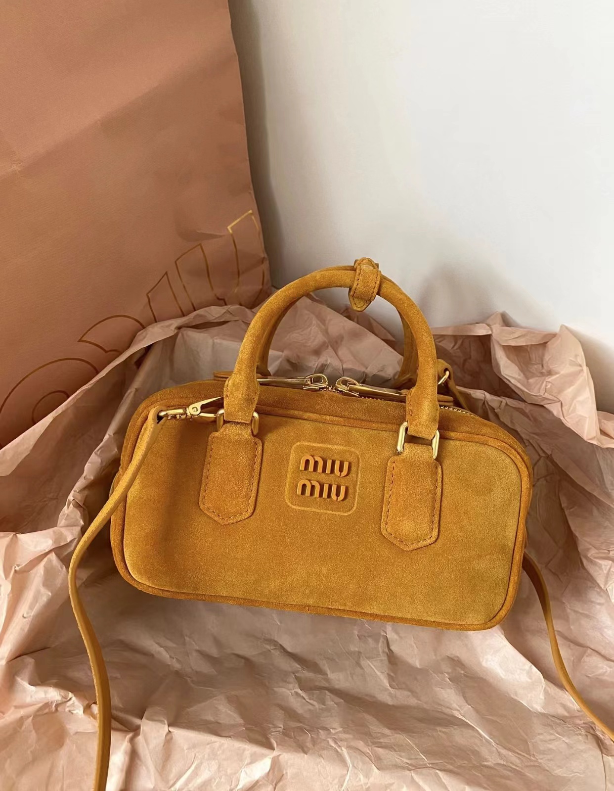 99新 MIU MIU/缪缪 黄色麂皮小号保龄球包 22cm 15930862