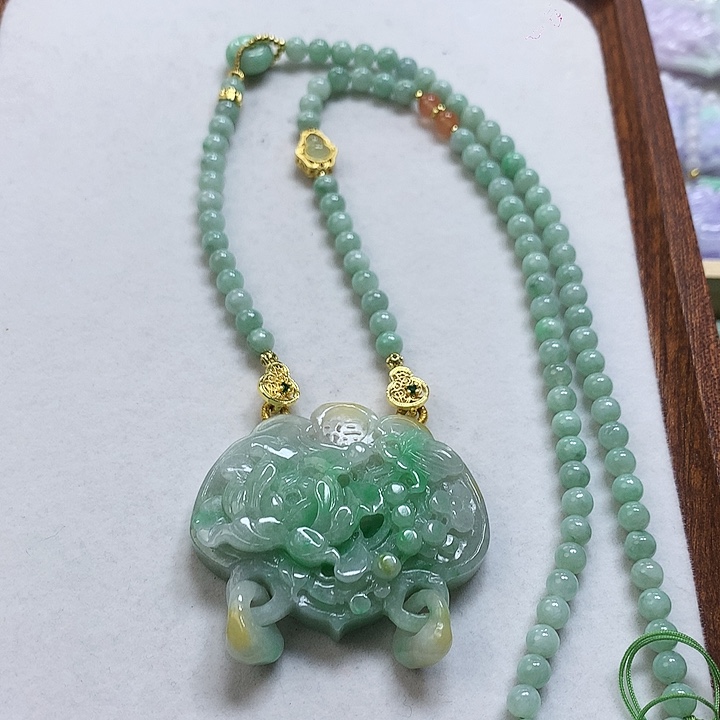 翡翠颈饰未镶嵌吊坠