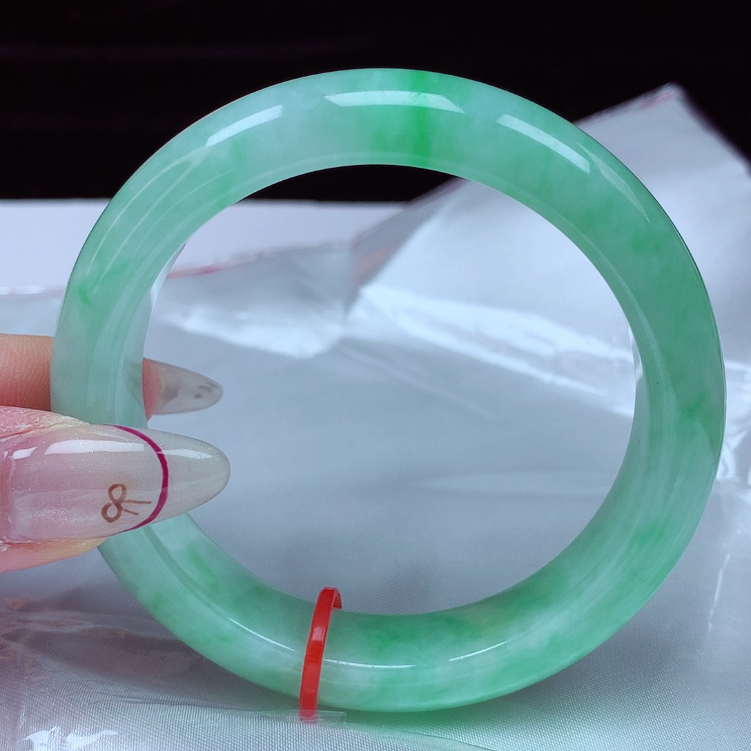 翡翠手镯未镶嵌56圈