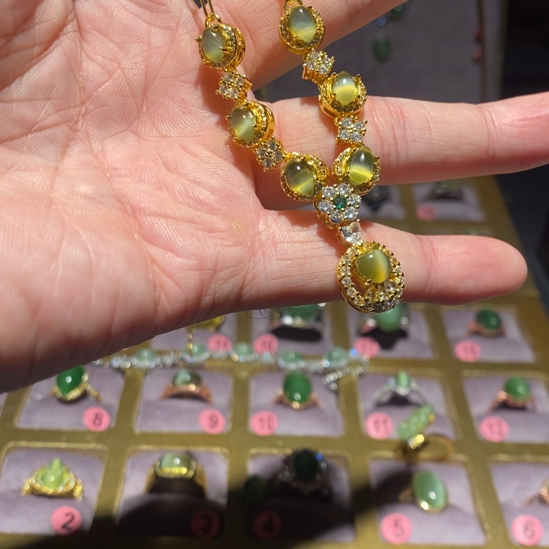 颈饰未镶嵌和田玉（碧玉）