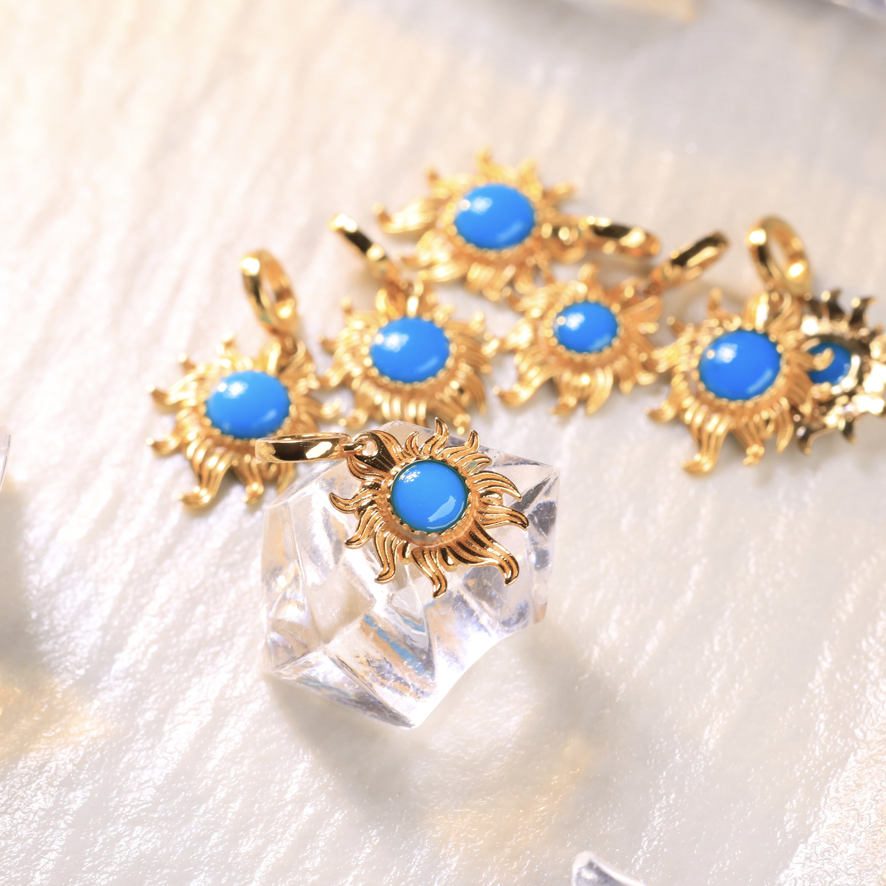 『易婵居甄选』-原矿绿松石太阳花精品侧挂18K金