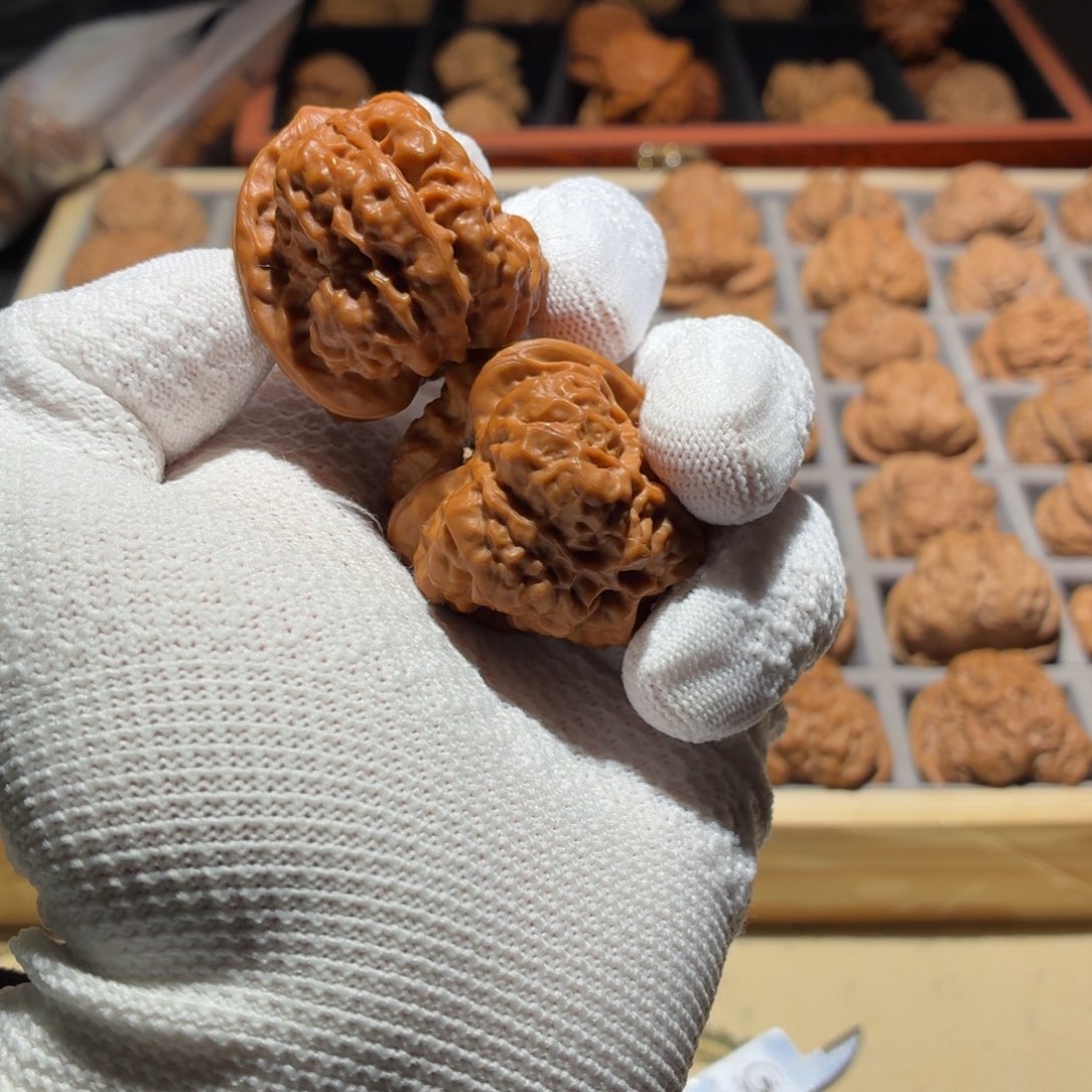 贝***顿文玩核桃吊坠山地娃