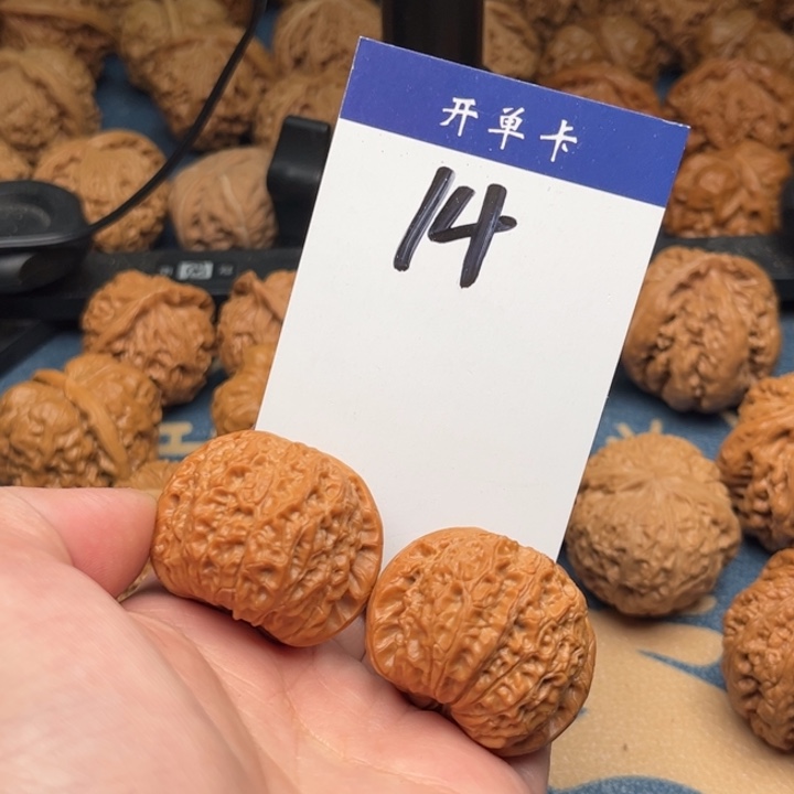 文玩核桃吊坠没****。血麒麟 36精修 14