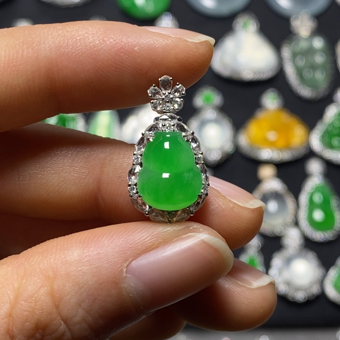 翡翠吊坠(不含链)18K金镶嵌葫芦