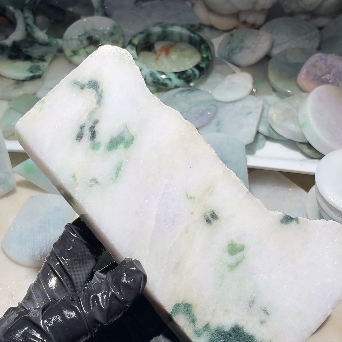 翡翠未镶嵌颈饰边角料