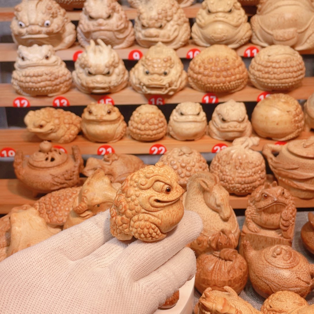 彬***李竹根雕金蟾手把件