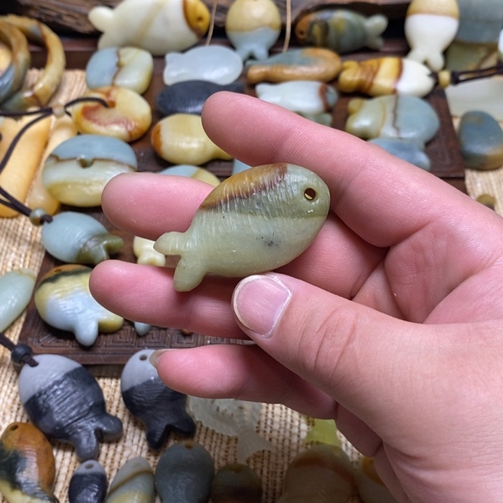 蛇纹石玉未镶嵌颈饰