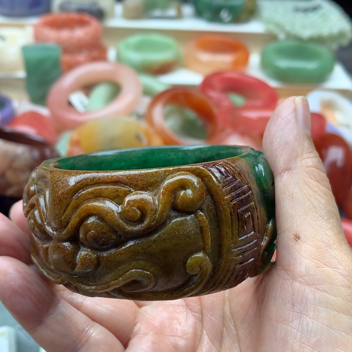 米***宝石英岩玉未镶嵌13468975444