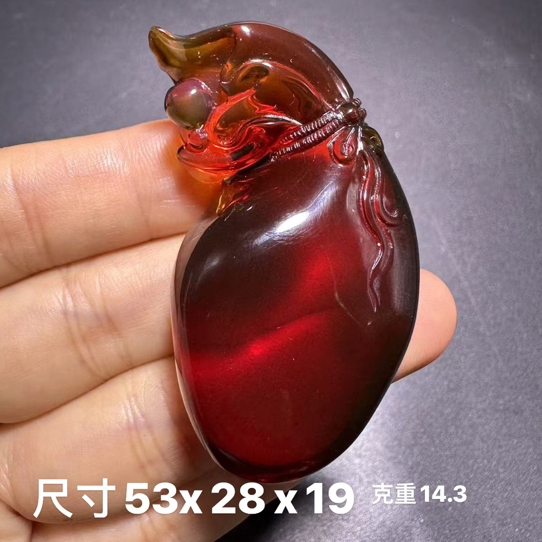 缅甸天然琥珀大师工雕刻件血珀酒红净水玻璃体钱袋吊坠