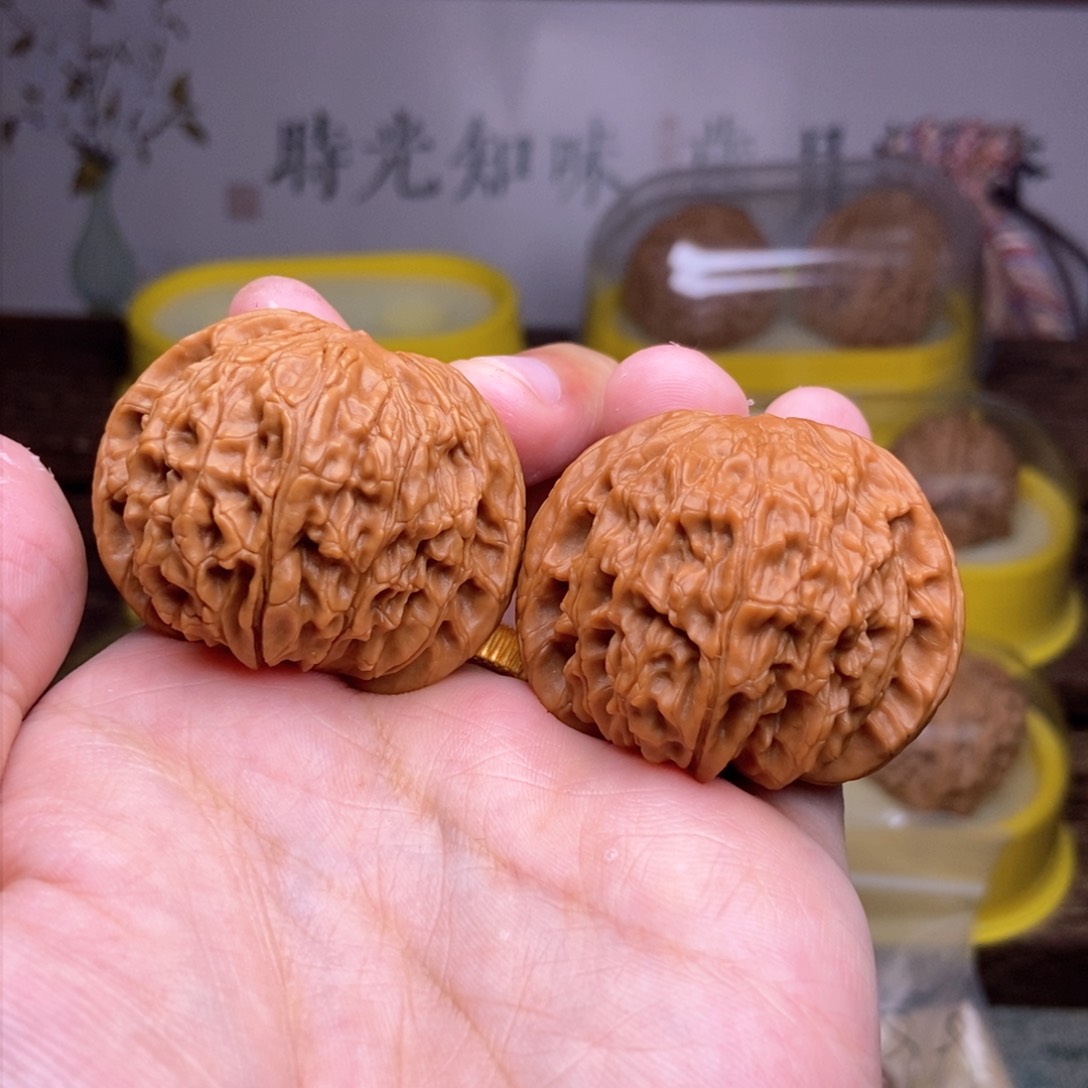 文玩核桃吊坠全品42尺磨盘红皮展台打底