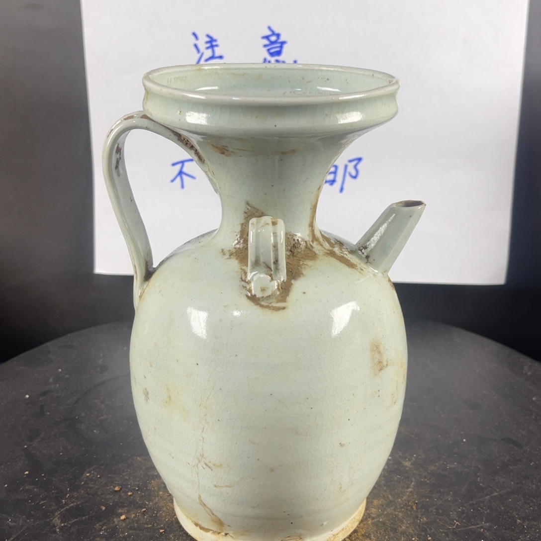 罐漂亮的小瓷器和