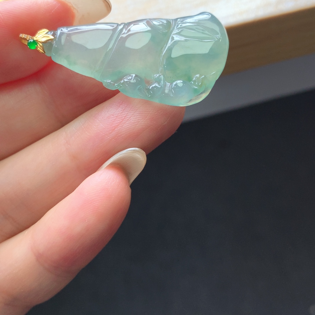 翡翠18K金镶嵌颈饰吊坠