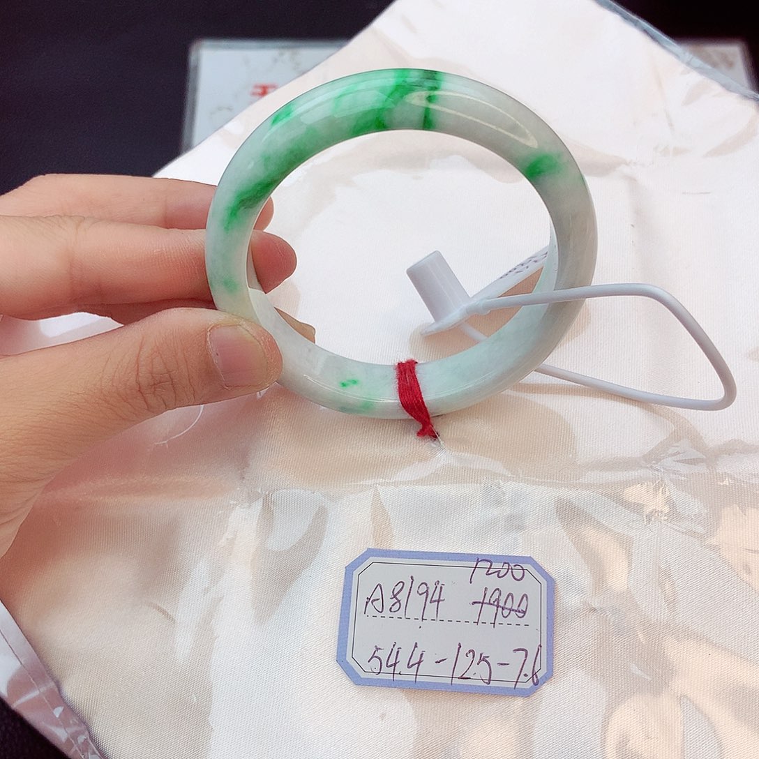 翡翠手镯未镶嵌翡翠