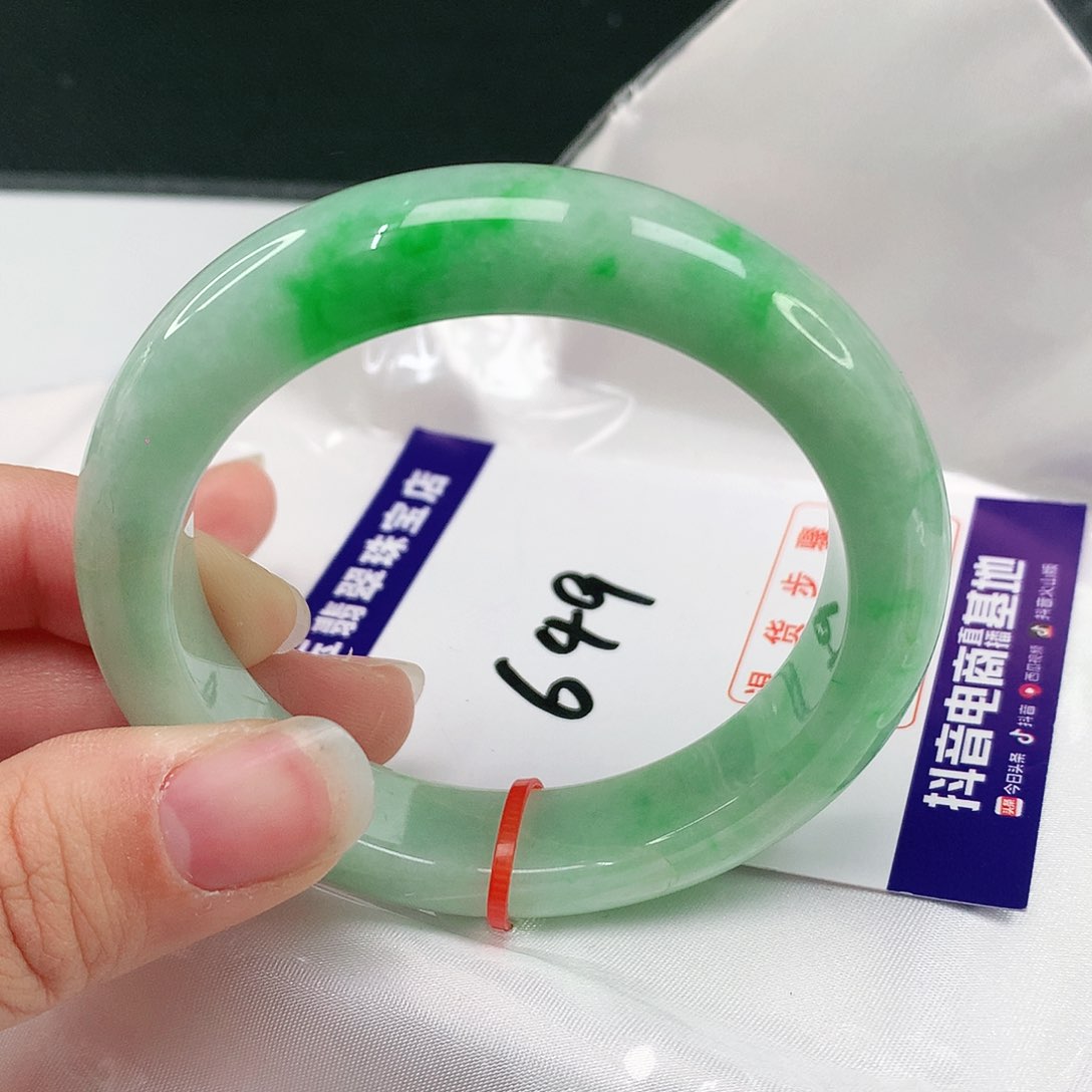 翡翠手镯未镶嵌翡翠