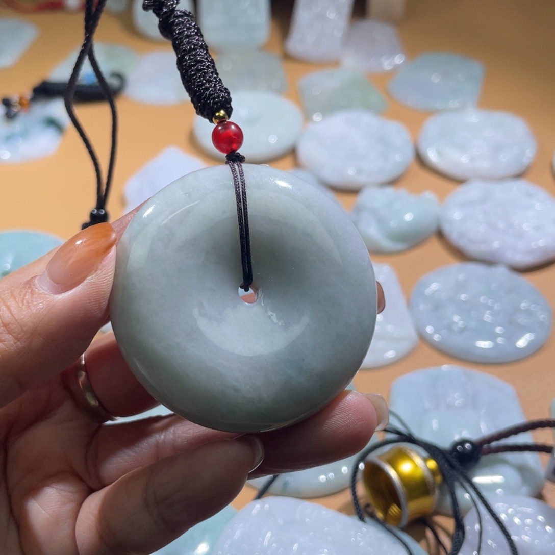 阳***光翡翠未镶嵌颈饰平安扣