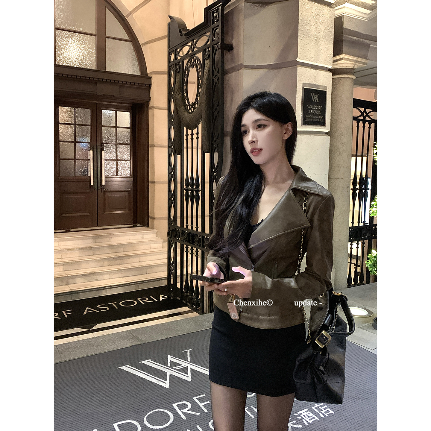 何晨曦 翻领pu皮收腰短款机车皮衣外套女款棕色夹克上衣 T1148W