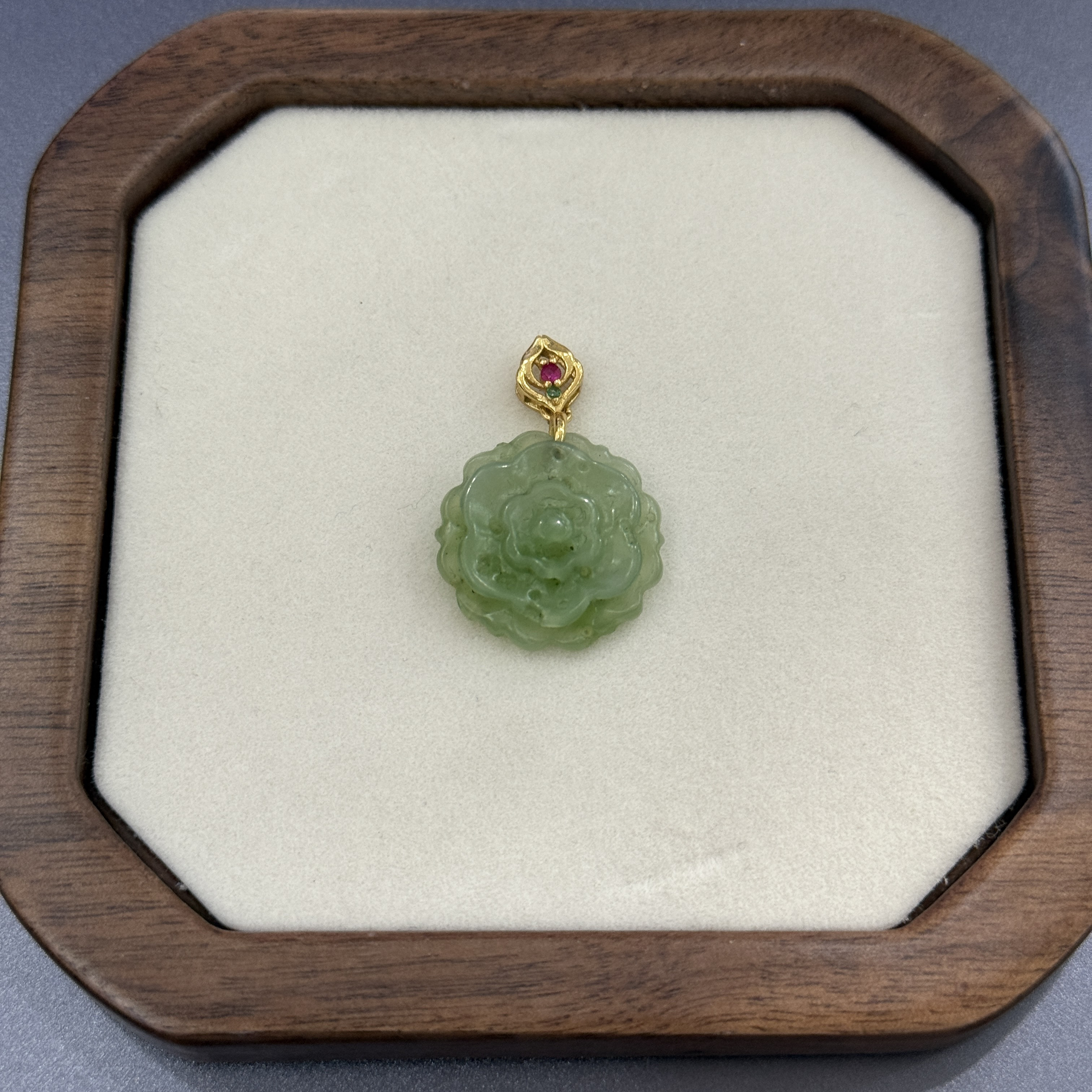 和田玉牡丹花吊坠