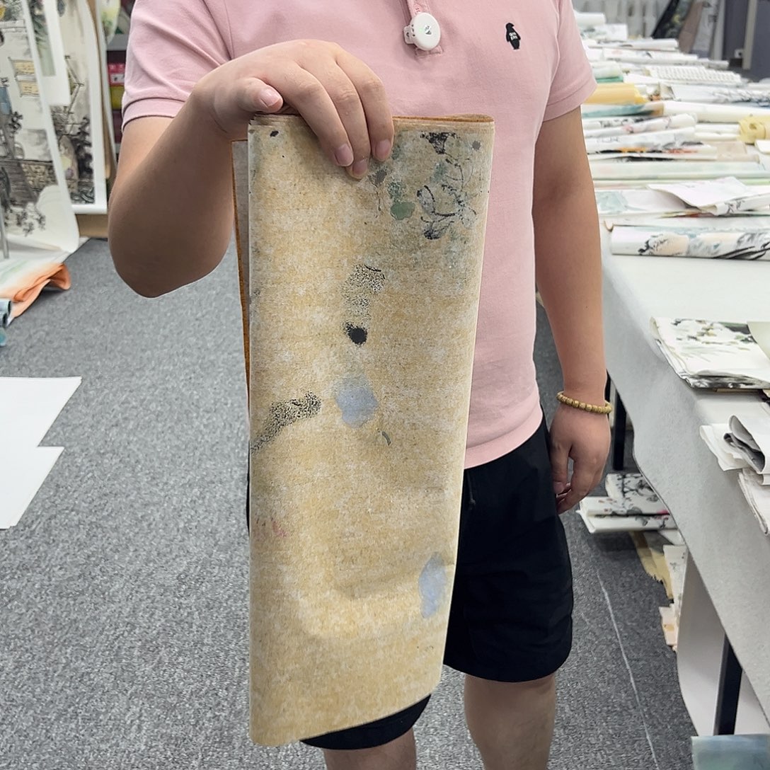 国画卖字画的小男孩