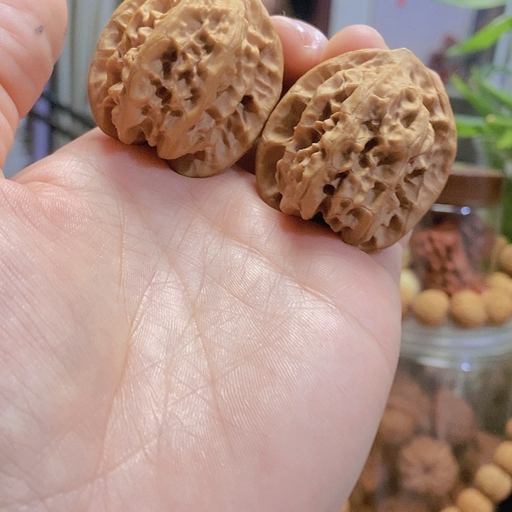 【闪购商品】文玩核桃把件37蜡皮磐石
