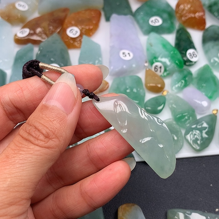 翡翠未镶嵌颈饰随型