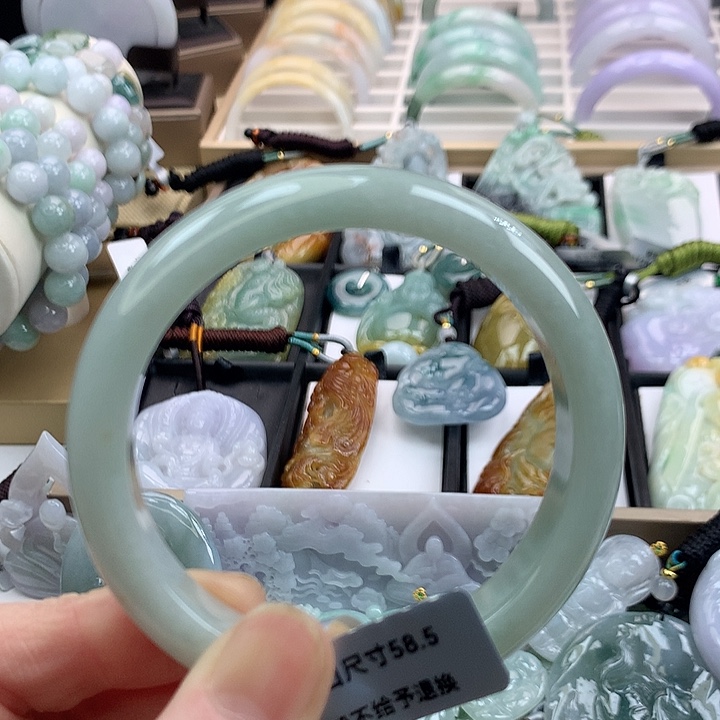 翡翠手镯未镶嵌吊坠