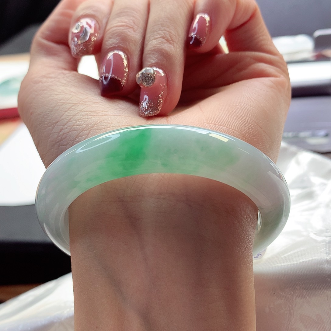 翡翠手镯未镶嵌54-55圈口白底青捡漏