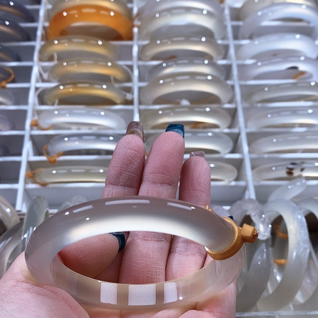 手镯玛瑙/玉髓未镶嵌小****?