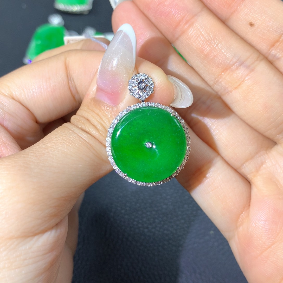 翡翠18K金镶嵌颈饰翡翠