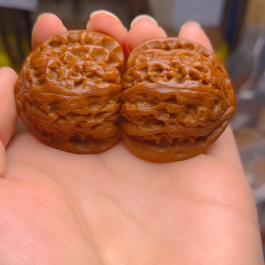 文玩核桃吊坠白狮子