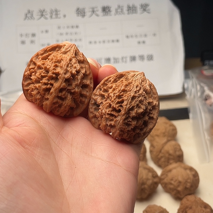 文玩核桃吊坠满天星，有点反油