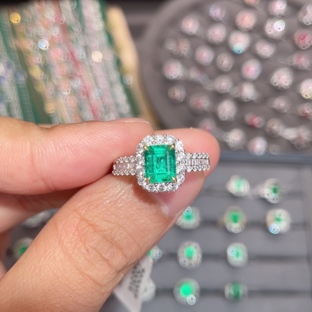 祖母绿戒指18K金镶嵌1.29ct 