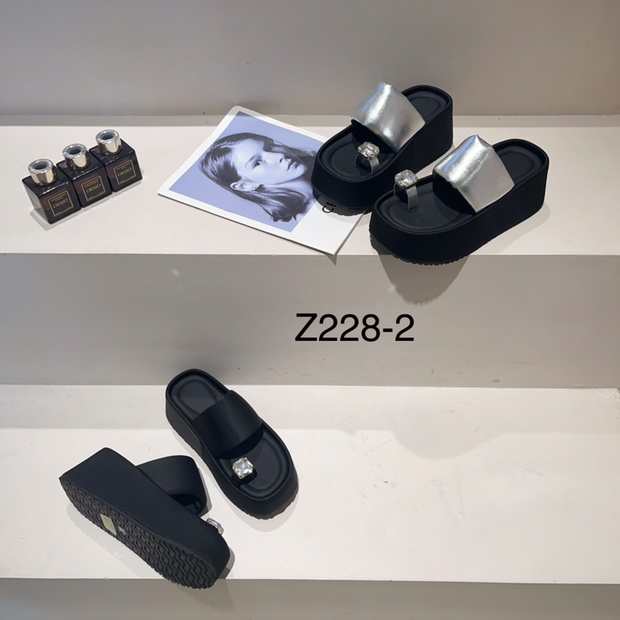 2025新款法式小众高级感水钻套趾拖鞋女外穿小个子增高厚底凉拖鞋