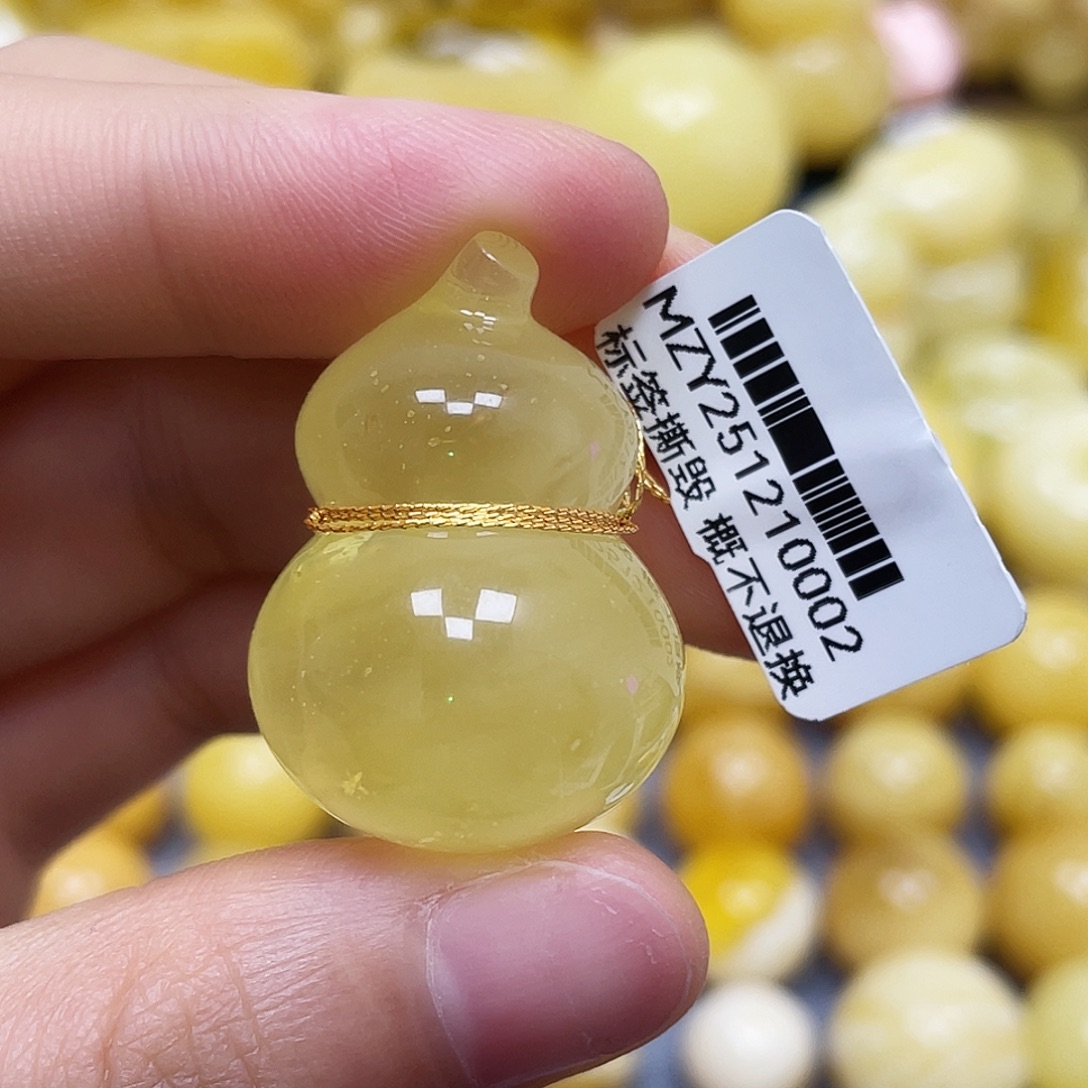 蜜蜡未镶嵌裸石31.8*22.3*17.4mm.瑕
