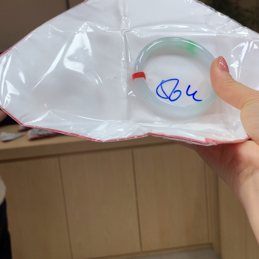 翡翠手镯未镶嵌不退不换