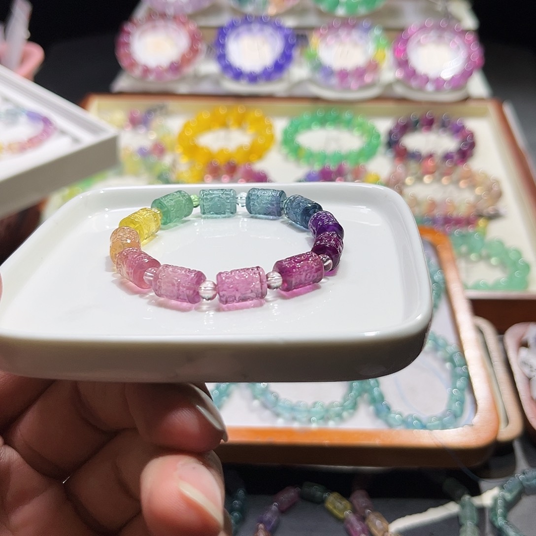 艾***e萤石手链未镶嵌彩虹渐变桶珠8mm