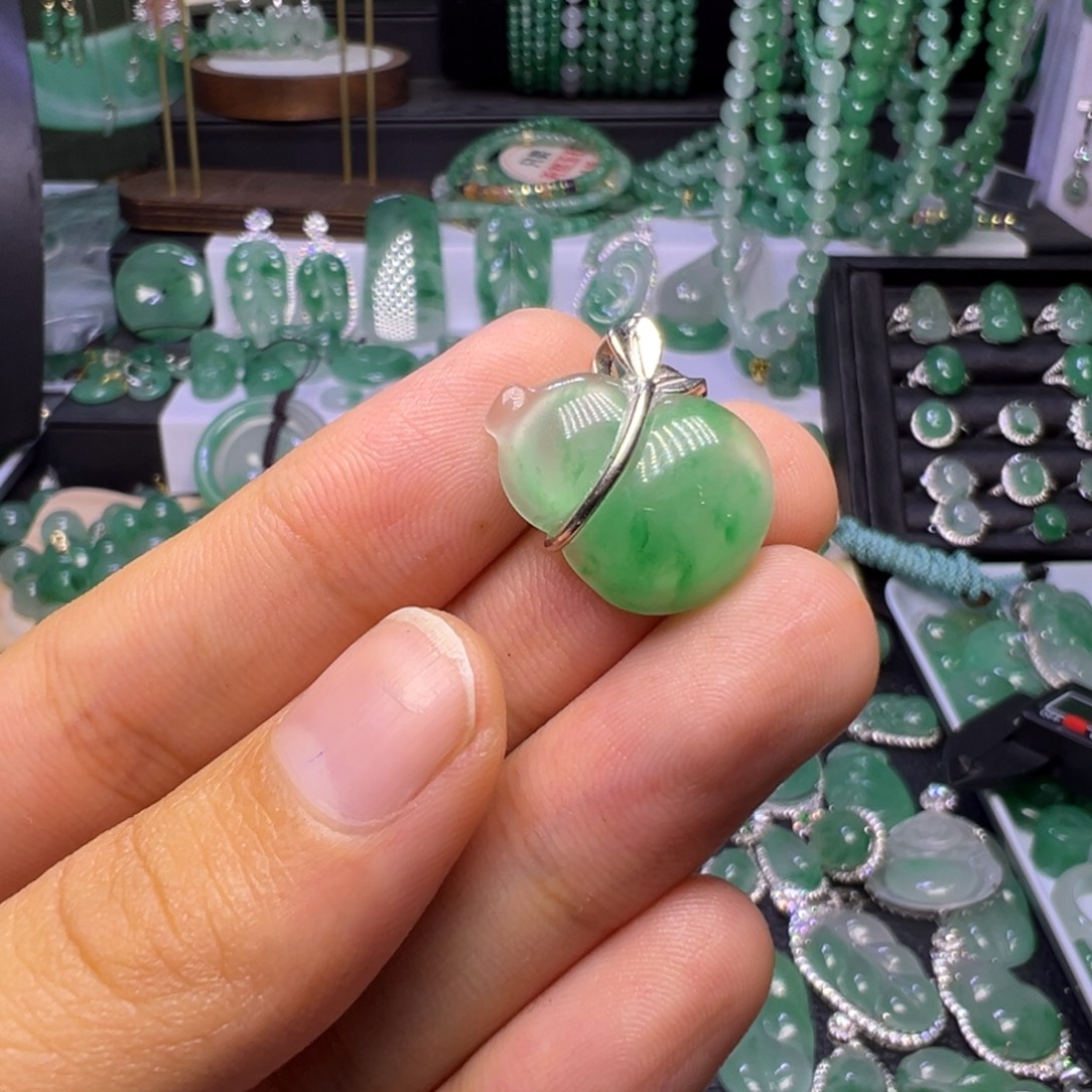 石英质玉（非洲翠）未镶嵌颈饰