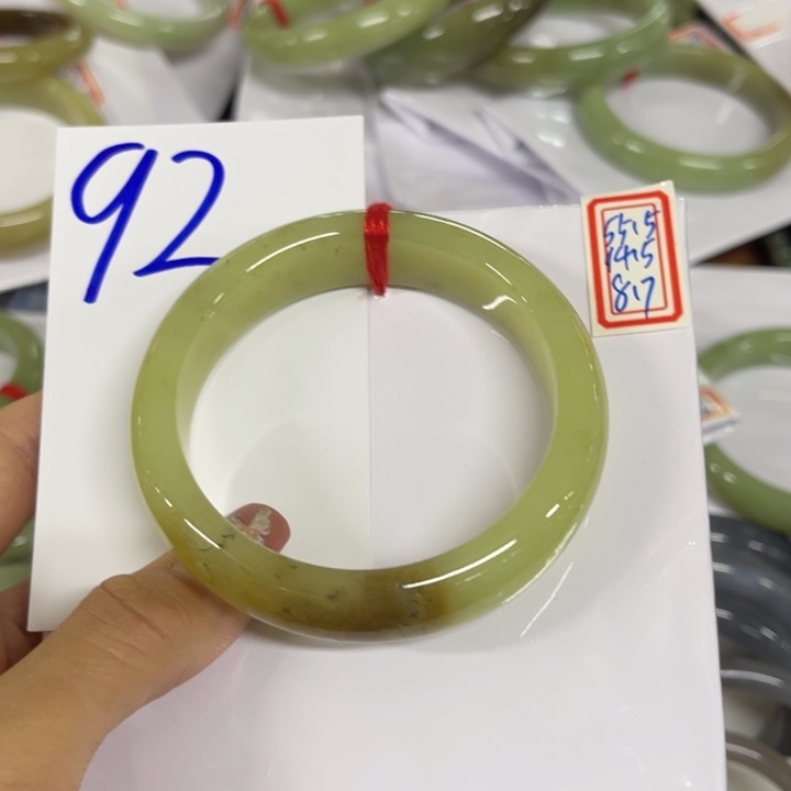 小****和田玉未镶嵌手镯