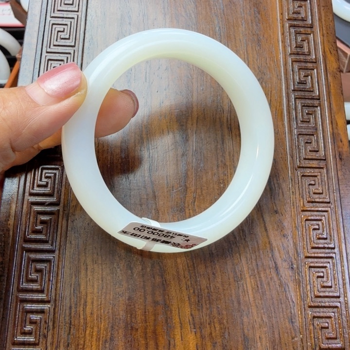 用***1和田玉（糖玉）手镯未镶嵌