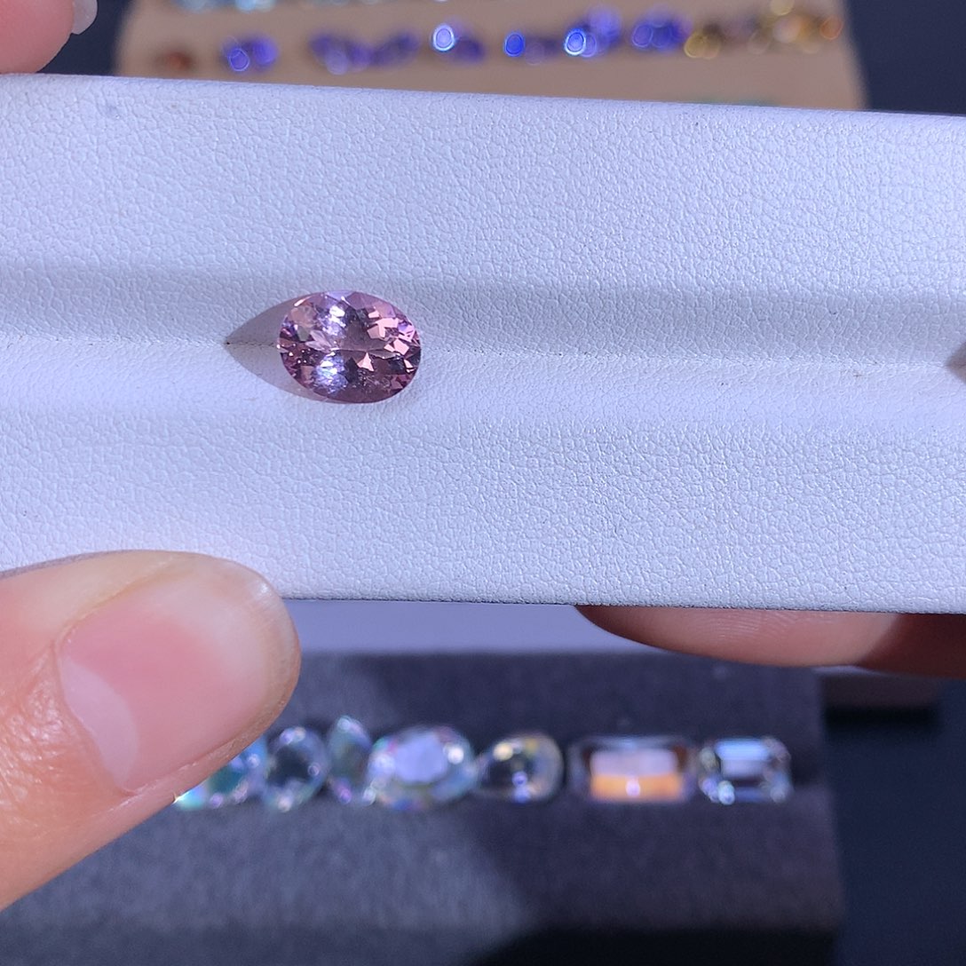 绿柱石（摩根石）裸石未镶嵌超5A樱花粉1.6ct