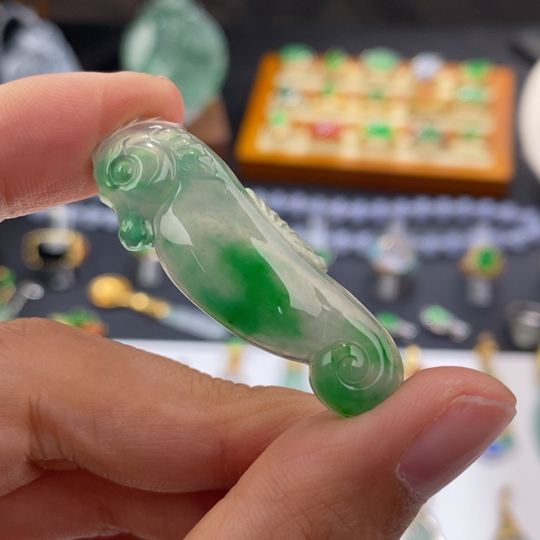 翡翠颈饰18K金镶嵌好运来小海马