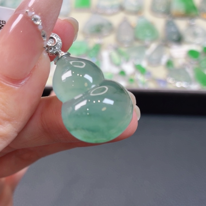 颈饰18K金镶嵌翡翠