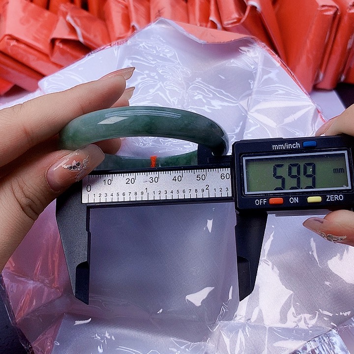 翡翠手镯未镶嵌107。  