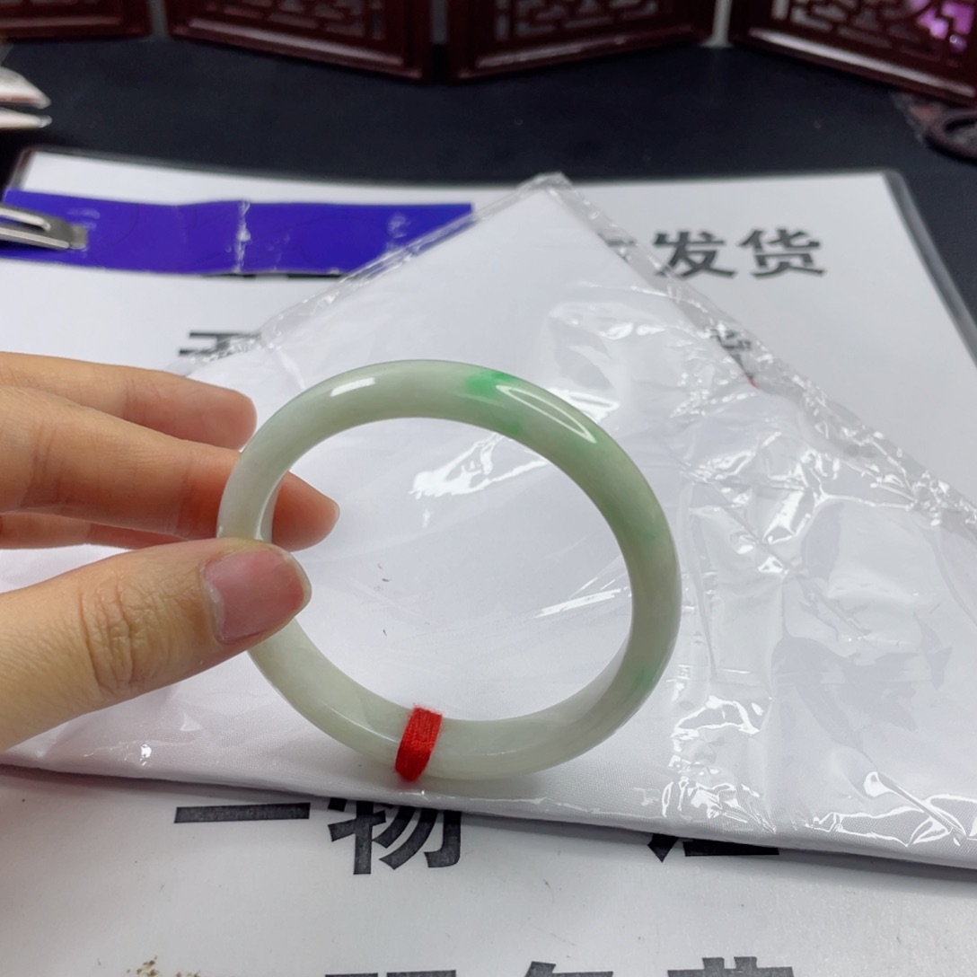 翡翠手镯未镶嵌翡翠手镯