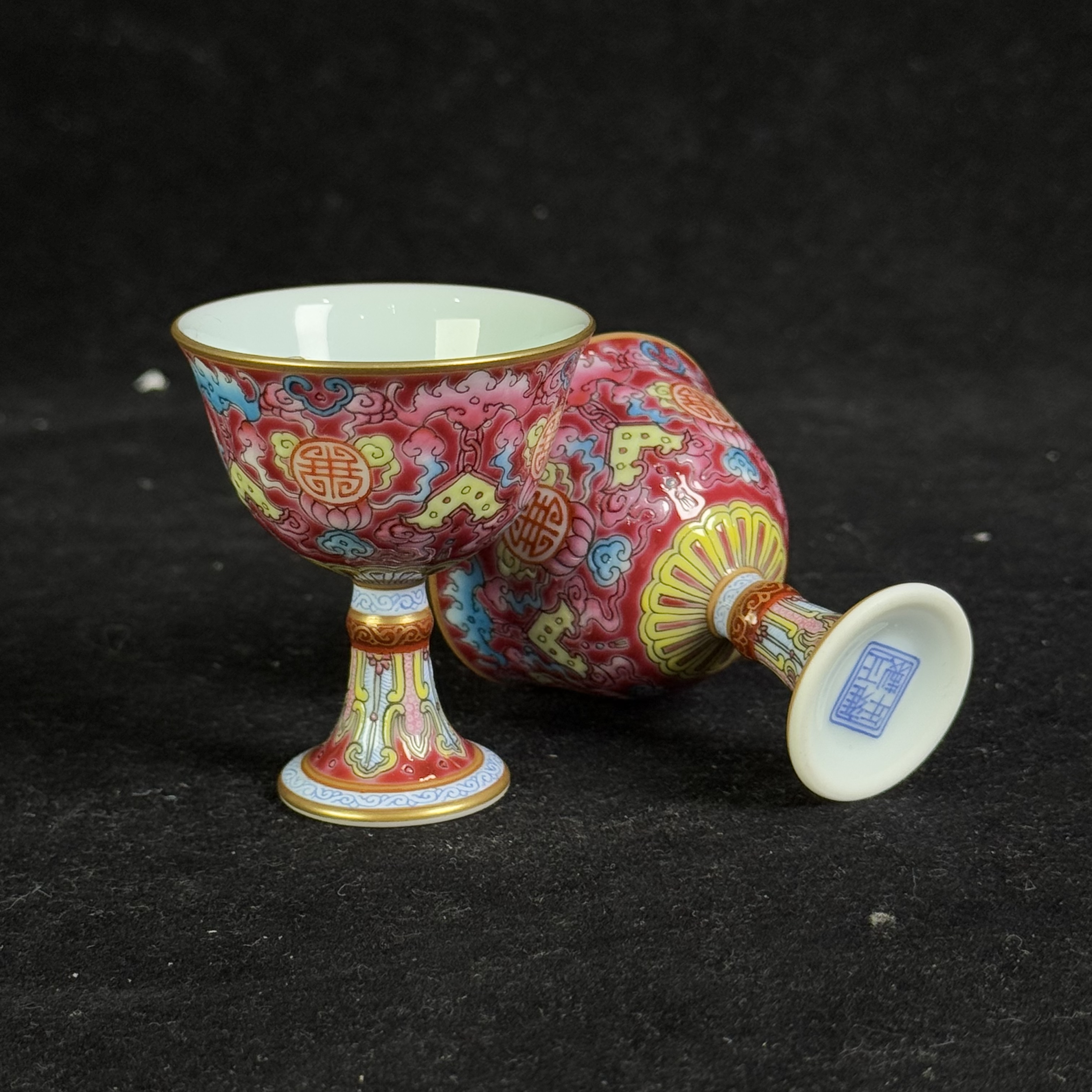 Y胭脂红地粉彩莲捧寿纹高足对杯