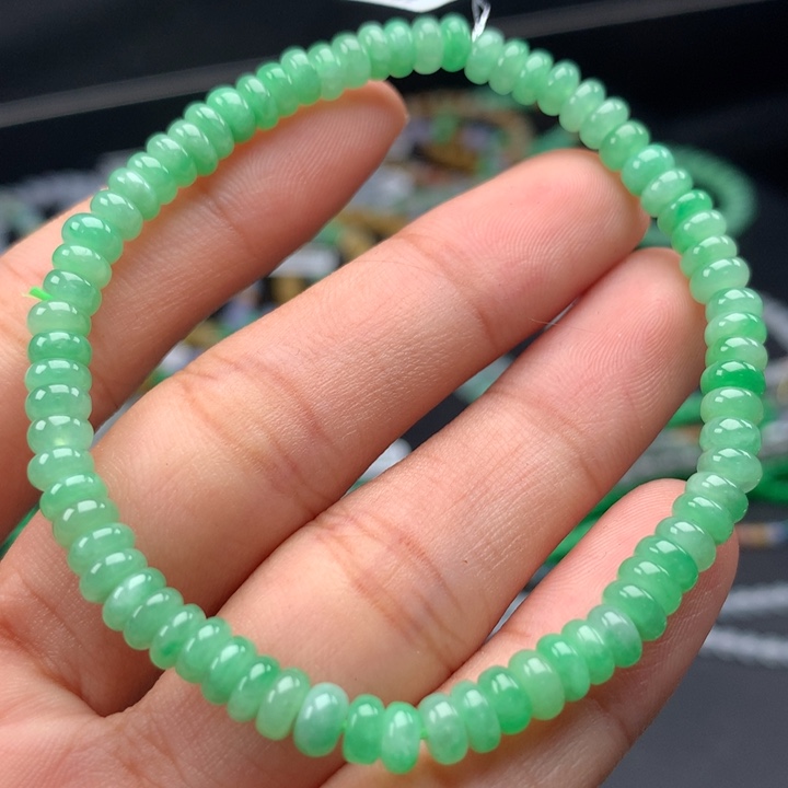 翡翠手镯未镶嵌卡